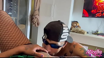 Estranho no elevador me faz proposta indecente eu com tesao topei kkk