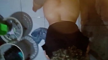 Morena gordinha e peituda espera a namorada do vizinho sair e faz uma visita rápida fode a buceta e geme muito