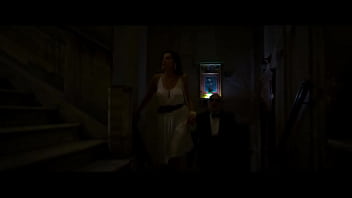 Luisa ranieri prende il sole nuda su una barca