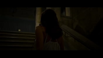 Luisa ranieri prende il sole nuda su una barca