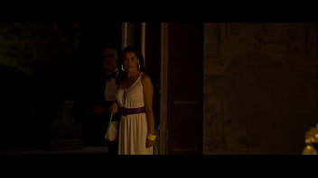 Luisa ranieri prende il sole nuda su una barca