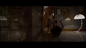 Luisa ranieri prende il sole nuda su una barca