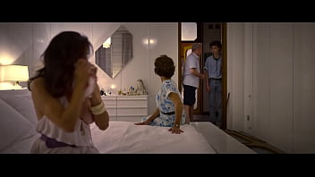 Luisa ranieri prende il sole nuda su una barca