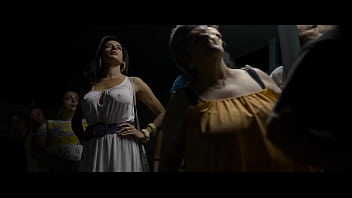 Luisa ranieri prende il sole nuda su una barca