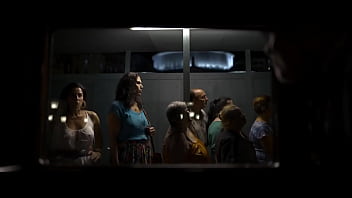 Luisa ranieri prende il sole nuda su una barca