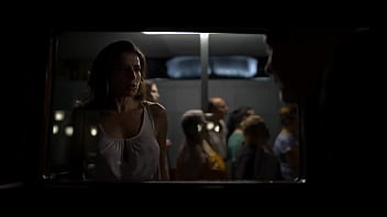 Luisa ranieri prende il sole nuda su una barca