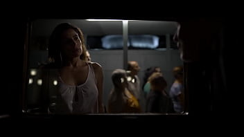 Luisa ranieri prende il sole nuda su una barca