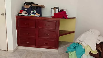 Esposa gordibuena en su nuevo departamento en ropa interior