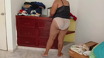 Esposa gordibuena en su nuevo departamento en ropa interior