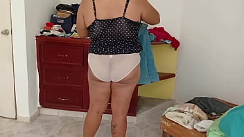 Esposa gordibuena en su nuevo departamento en ropa interior Esposa gordibuena en su nuevo departamento en ropa interior