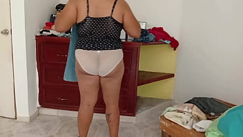Esposa gordibuena en su nuevo departamento en ropa interior Esposa gordibuena en su nuevo departamento en ropa interior