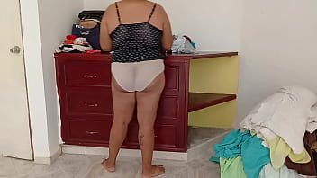 Esposa gordibuena en su nuevo departamento en ropa interior