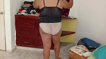 Esposa gordibuena en su nuevo departamento en ropa interior