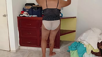 Esposa gordibuena en su nuevo departamento en ropa interior