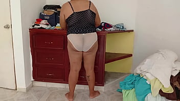 Esposa gordibuena en su nuevo departamento en ropa interior Esposa gordibuena en su nuevo departamento en ropa interior