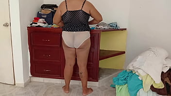 Esposa gordibuena en su nuevo departamento en ropa interior