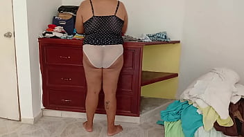 Esposa gordibuena en su nuevo departamento en ropa interior