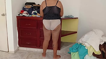 Esposa gordibuena en su nuevo departamento en ropa interior