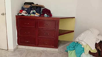 Esposa gordibuena en su nuevo departamento en ropa interior