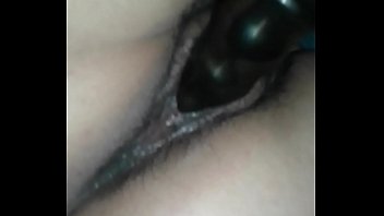 Una delicia ver como mi esposa da placer