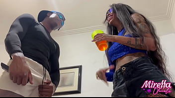 Garganta profunda pra lubrificar o pau antes de entrar na bucetinha