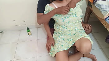 चुदासी मकान मालकिन ने किरायेदार लड़के को दारू पीते हुए पकड़ा फिर उसके बड़ा लण्ड अपनी चूत में लिया चुदासी मकान मालकिन ने किरायेदार लड़के को दारू पीते हुए पकड़ा फिर उसके बड़ा लण्ड अपनी चूत में लिया