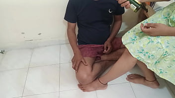 चुदासी मकान मालकिन ने किरायेदार लड़के को दारू पीते हुए पकड़ा फिर उसके बड़ा लण्ड अपनी चूत में लिया चुदासी मकान मालकिन ने किरायेदार लड़के को दारू पीते हुए पकड़ा फिर उसके बड़ा लण्ड अपनी चूत में लिया