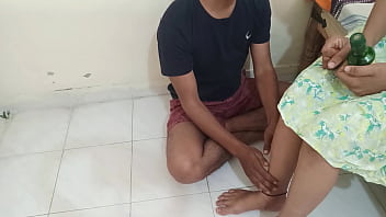 चुदासी मकान मालकिन ने किरायेदार लड़के को दारू पीते हुए पकड़ा फिर उसके बड़ा लण्ड अपनी चूत में लिया चुदासी मकान मालकिन ने किरायेदार लड़के को दारू पीते हुए पकड़ा फिर उसके बड़ा लण्ड अपनी चूत में लिया