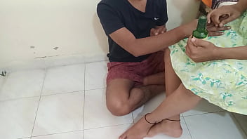 चुदासी मकान मालकिन ने किरायेदार लड़के को दारू पीते हुए पकड़ा फिर उसके बड़ा लण्ड अपनी चूत में लिया