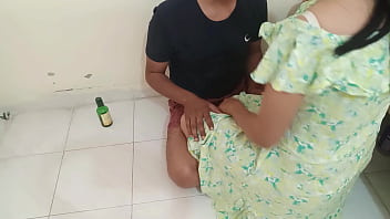 चुदासी मकान मालकिन ने किरायेदार लड़के को दारू पीते हुए पकड़ा फिर उसके बड़ा लण्ड अपनी चूत में लिया चुदासी मकान मालकिन ने किरायेदार लड़के को दारू पीते हुए पकड़ा फिर उसके बड़ा लण्ड अपनी चूत में लिया