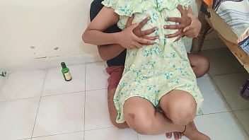 चुदासी मकान मालकिन ने किरायेदार लड़के को दारू पीते हुए पकड़ा फिर उसके बड़ा लण्ड अपनी चूत में लिया चुदासी मकान मालकिन ने किरायेदार लड़के को दारू पीते हुए पकड़ा फिर उसके बड़ा लण्ड अपनी चूत में लिया