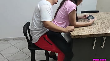 Mi hijastra queria jugar sentada en mis piernas Mi hijastra queria jugar sentada en mis piernas