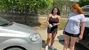 Le ordeño sus enormes tetas