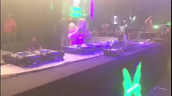 Joven usa vagina como controladora