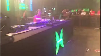 Joven usa vagina como controladora