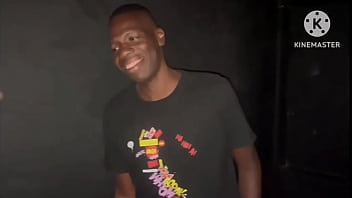 Negão dotado fode na pele casada e goza dentro na cabine da boate de swing