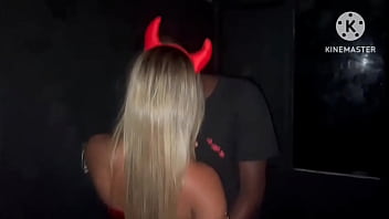 Negão dotado fode na pele casada e goza dentro na cabine da boate de swing