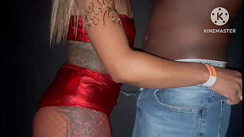 Negão dotado fode na pele casada e goza dentro na cabine da boate de swing