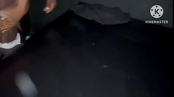 Negão dotado fode na pele casada e goza dentro na cabine da boate de swing