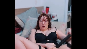 Fui uma cadelinha exibida e arranquei leite do meu namorado virtual