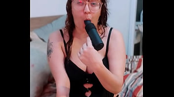 Fui uma cadelinha exibida e arranquei leite do meu namorado virtual