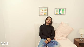 Mi hermanastra y yo estamos follandonos a la misma chica ¿que haremos