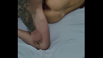 Esposa empina a bunda de quatro dando gostosinho depois fica de ladinho