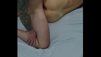 Esposa empina a bunda de quatro dando gostosinho depois fica de ladinho