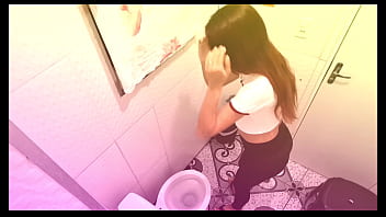 Garota sendo fodida no banheiro por um desconhecido sem camisinha