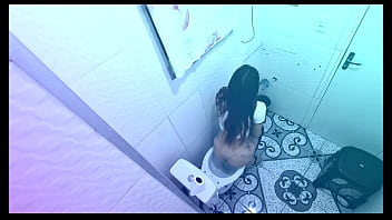 Garota sendo fodida no banheiro por um desconhecido sem camisinha