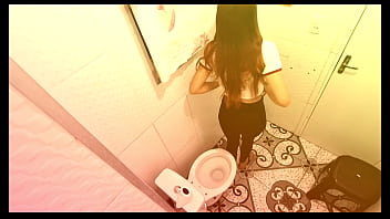 Garota sendo fodida no banheiro por um desconhecido sem camisinha