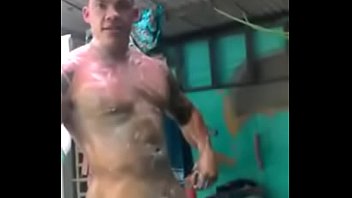 Se Graba Bañándose Al Aire Libre A Costas De Su Esposa thumbnail