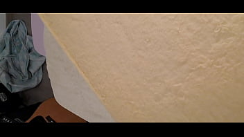 Je pisse sur mon matelas en mousse déchiré