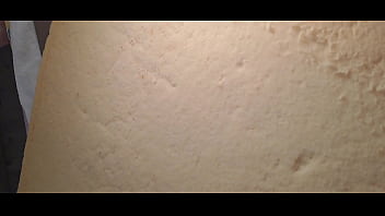 Je pisse sur mon matelas en mousse déchiré